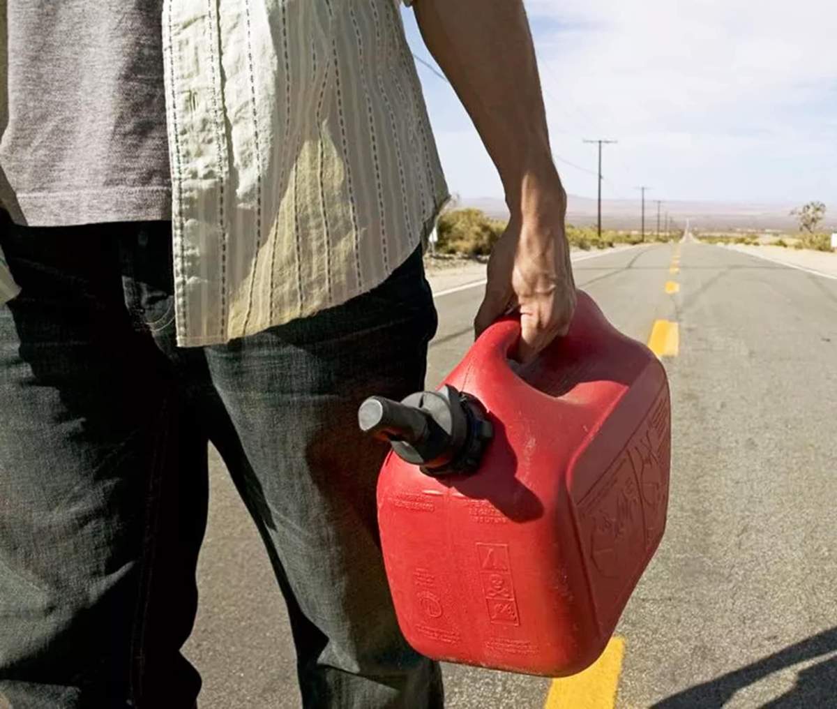 Сливают бензин. Канистра бензина через крымский мост. Старая металлическая канистра. Заправочная станция на 430 литров. Канистра бензина через крымский мост.