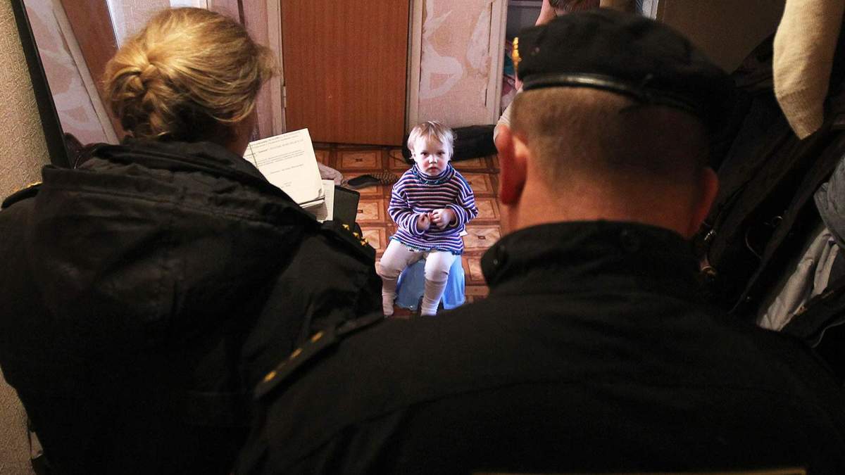 Дети которых забрали у родителей. Органы опеки отбирают детей. Опека забирает детей. Дети и органы опеки. Органы опеки забирают детей.